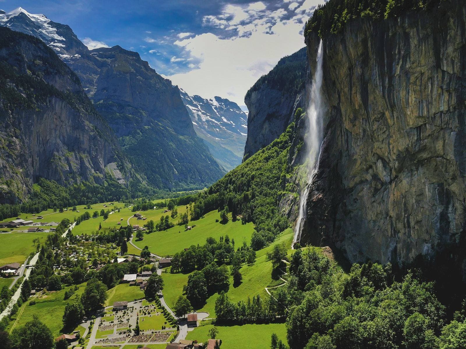 Staubbachfall im Lauterbrunnental – Luftaufnahme
