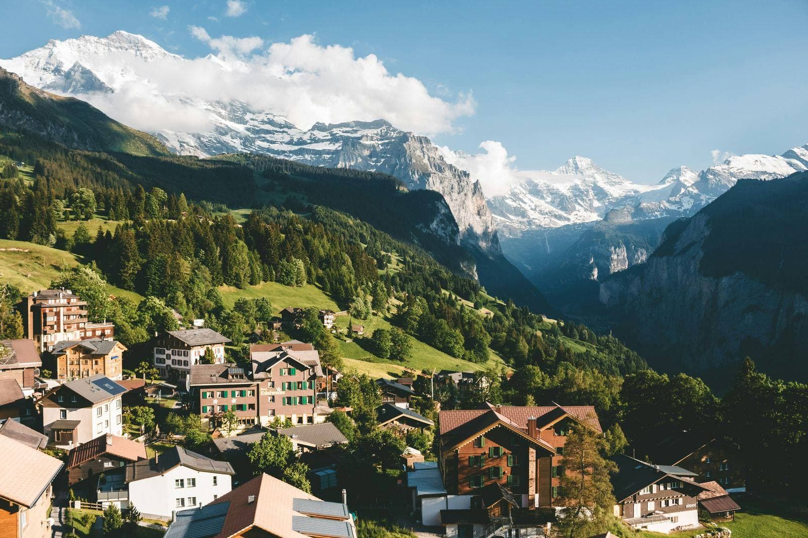 Lauberhornrennen Wengen 2027: Programm, Tickets, Unterkunft und die Anreise ins autofreie Wengen
